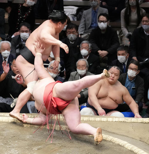 阿武咲（右手前）と妙義龍の一番は同体で取り直しとなる（撮影・小沢裕）