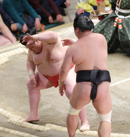 取り直しの一番、阿武咲（左）は妙義龍を押し出しで破る（撮影・河田真司）