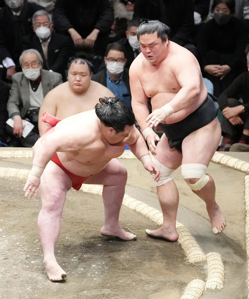 阿武咲は妙義龍（右）を押し出しで破る（撮影・小沢裕）