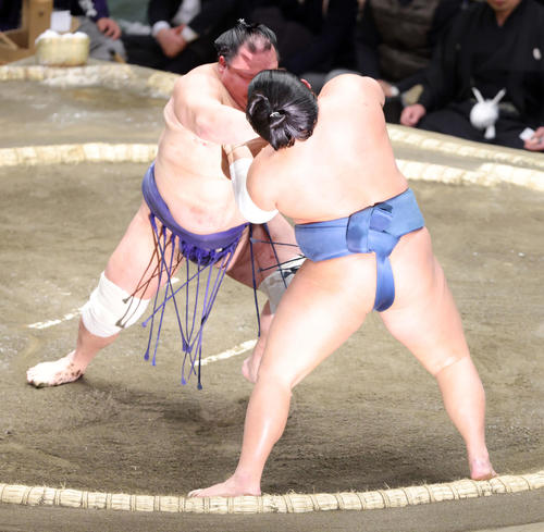 錦富士（手前）を押し出しで破る北勝富士（撮影・河田真司）