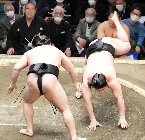 霧馬山（左）は若元春をはたき込みで破る（撮影・小沢裕）