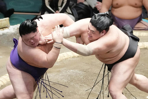 明生（左）をのど輪で土俵際へ攻め込む阿炎（撮影・小沢裕）