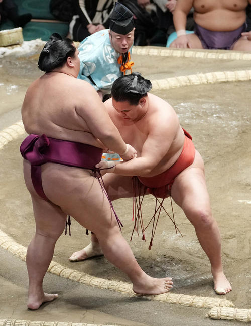 御嶽海（左）を寄り切りで破る豊昇龍（撮影・小沢裕）