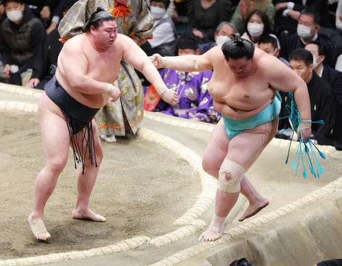 正代（左）は琴ノ若を押し出しで破る（撮影・河田真司）