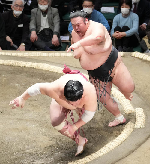 貴景勝は大栄翔（手前左）を突き落としで破る（撮影・小沢裕）