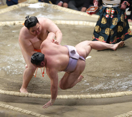 水戸龍（左）は琴恵光を突き落としで破る（撮影・河田真司）