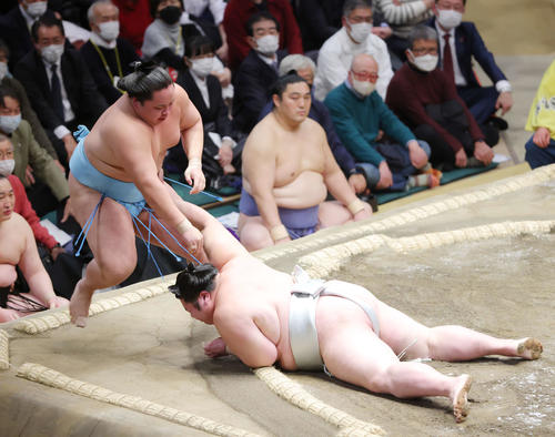琴勝峰（左）は剣翔を引き落としで破る（撮影・河田真司）