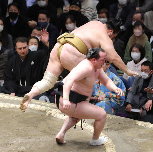 千代翔馬（手前）を押し出しで破る輝（撮影・河田真司）