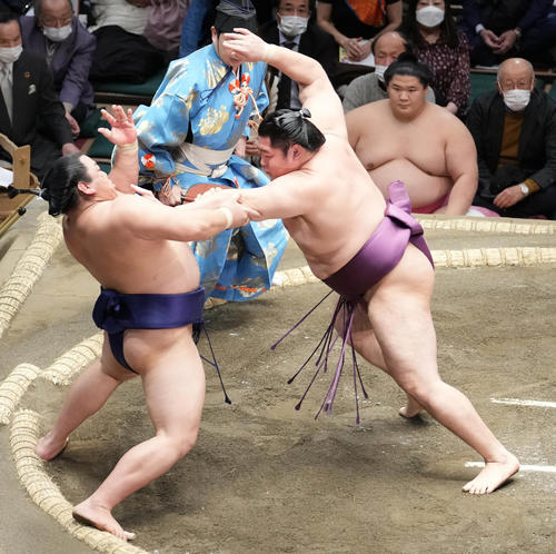 遠藤（右）は平戸海を突き出しで破る（撮影・小沢裕）