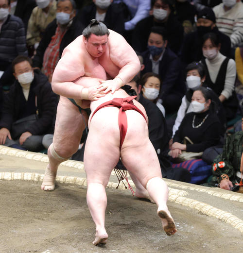 隆の勝（手前）をはたき込みで破る碧山（撮影・河田真司）