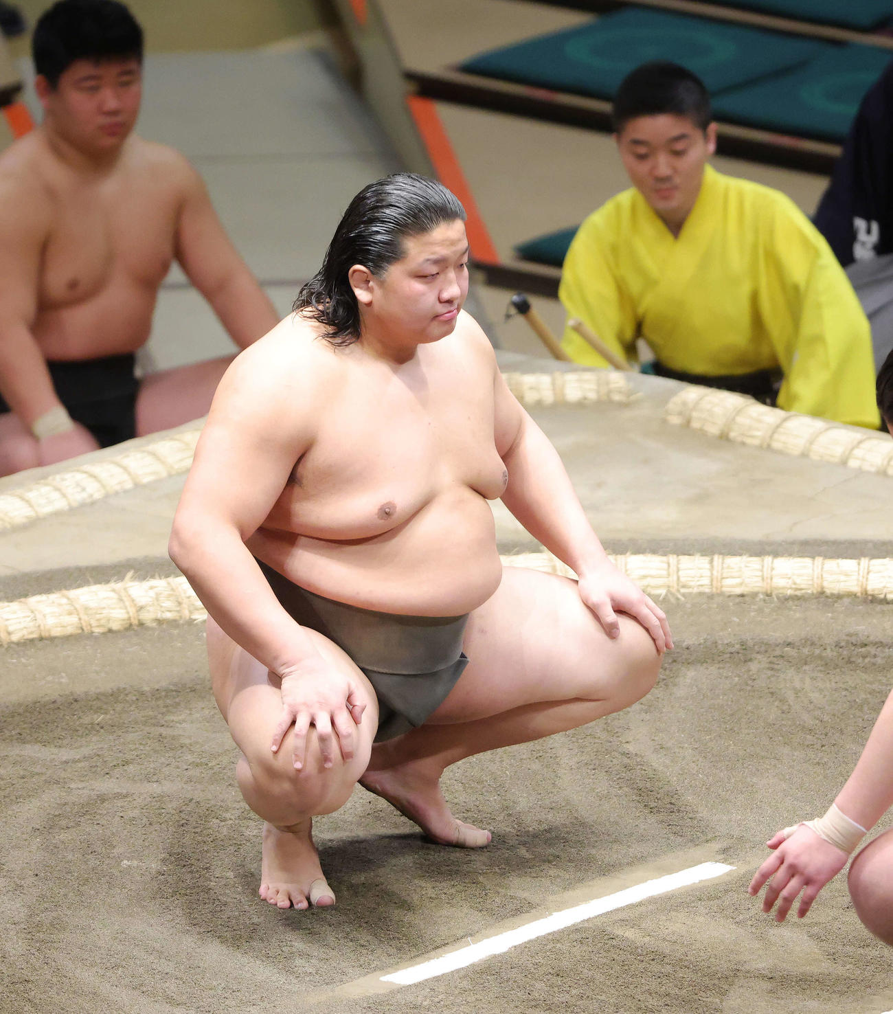前相撲に臨む朝白龍（撮影・河田真司）