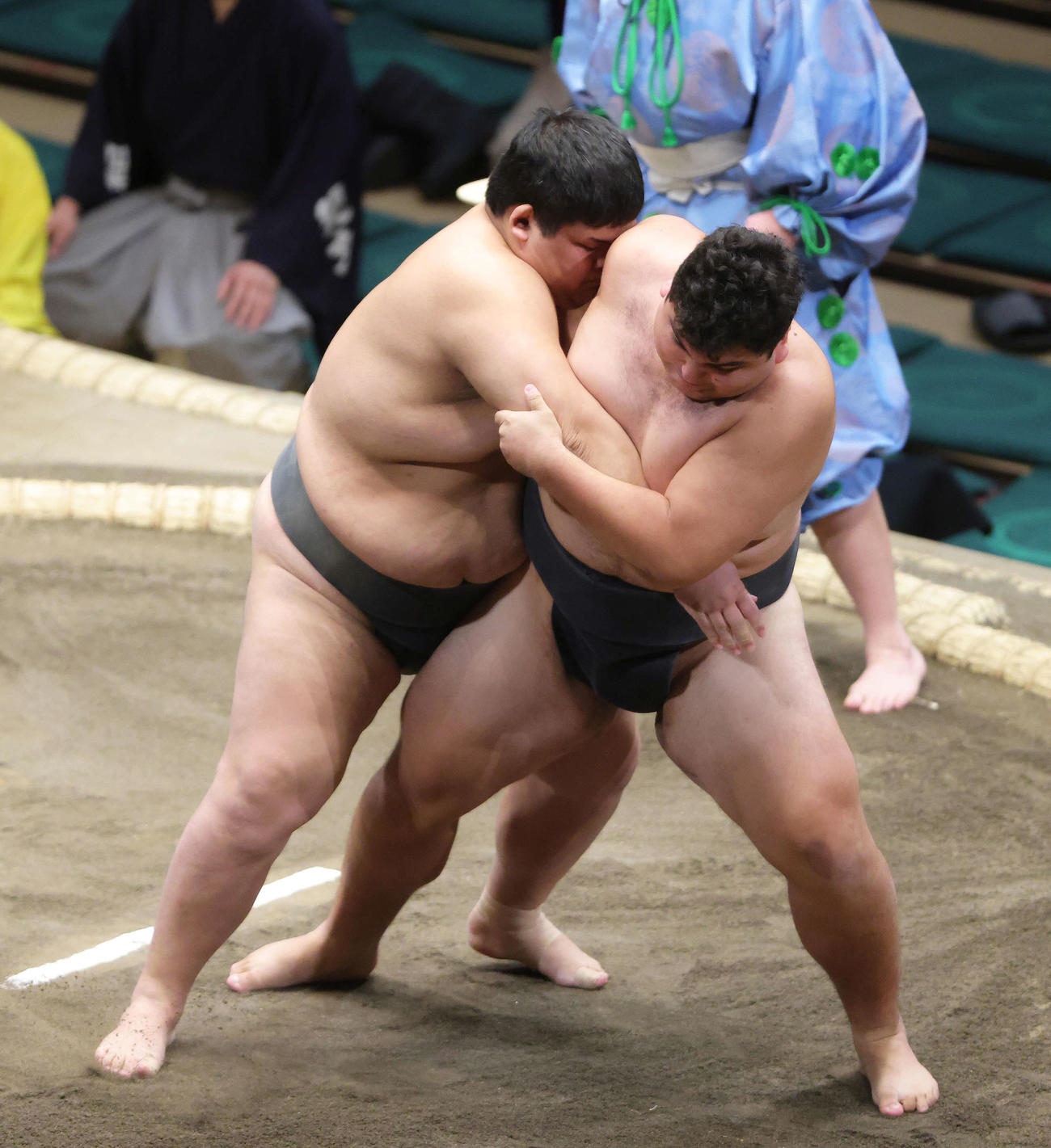大相撲初場所　3日目　前相撲に臨む聖富士（桑原哲平）（左）と飯間