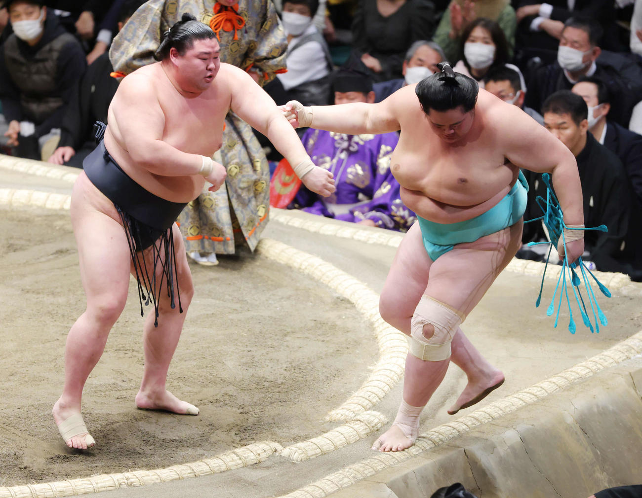 正代（左）は琴ノ若を押し出しで破る（撮影・河田真司）