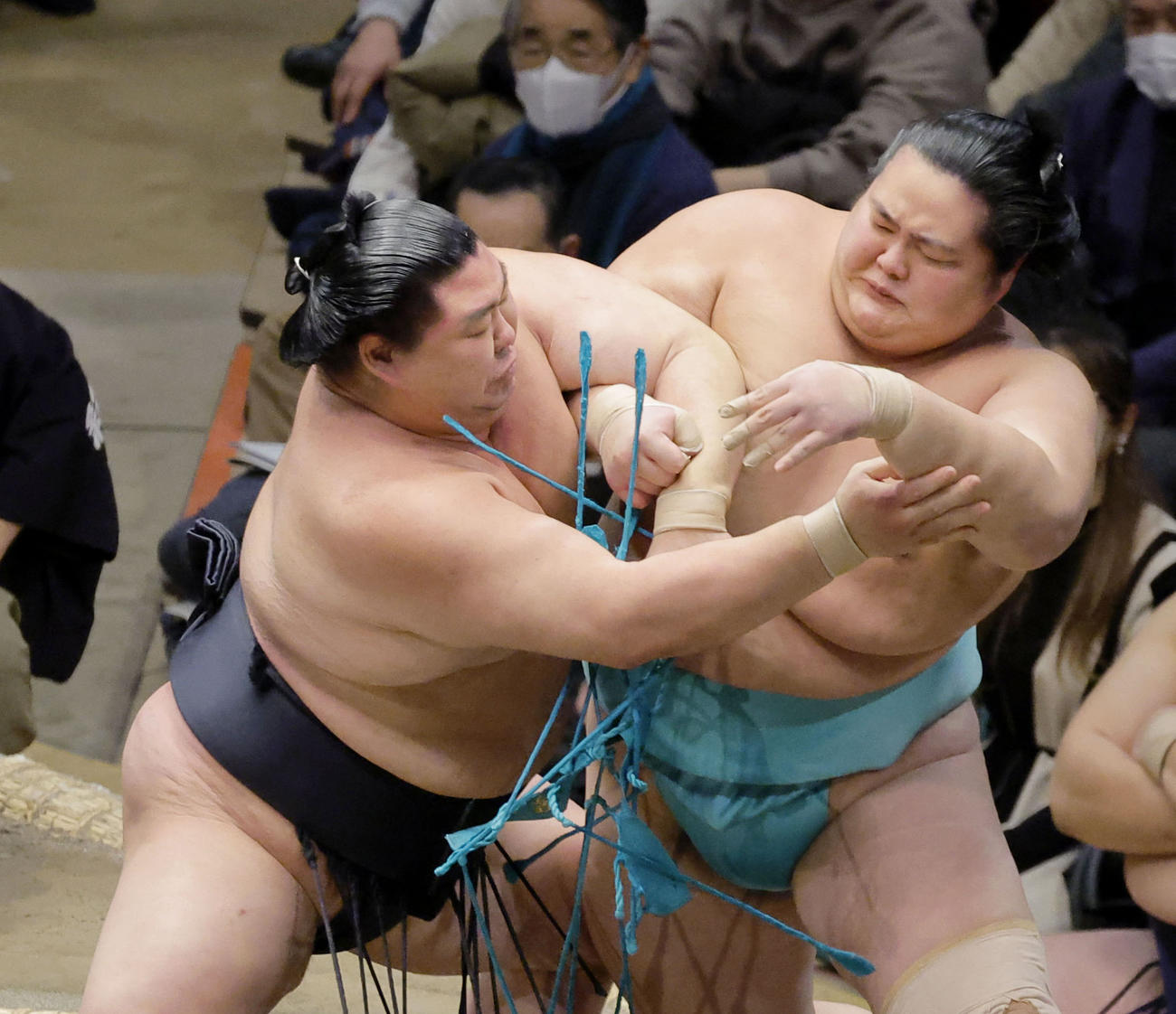 琴ノ若（右）を攻める正代。押し出しで下した