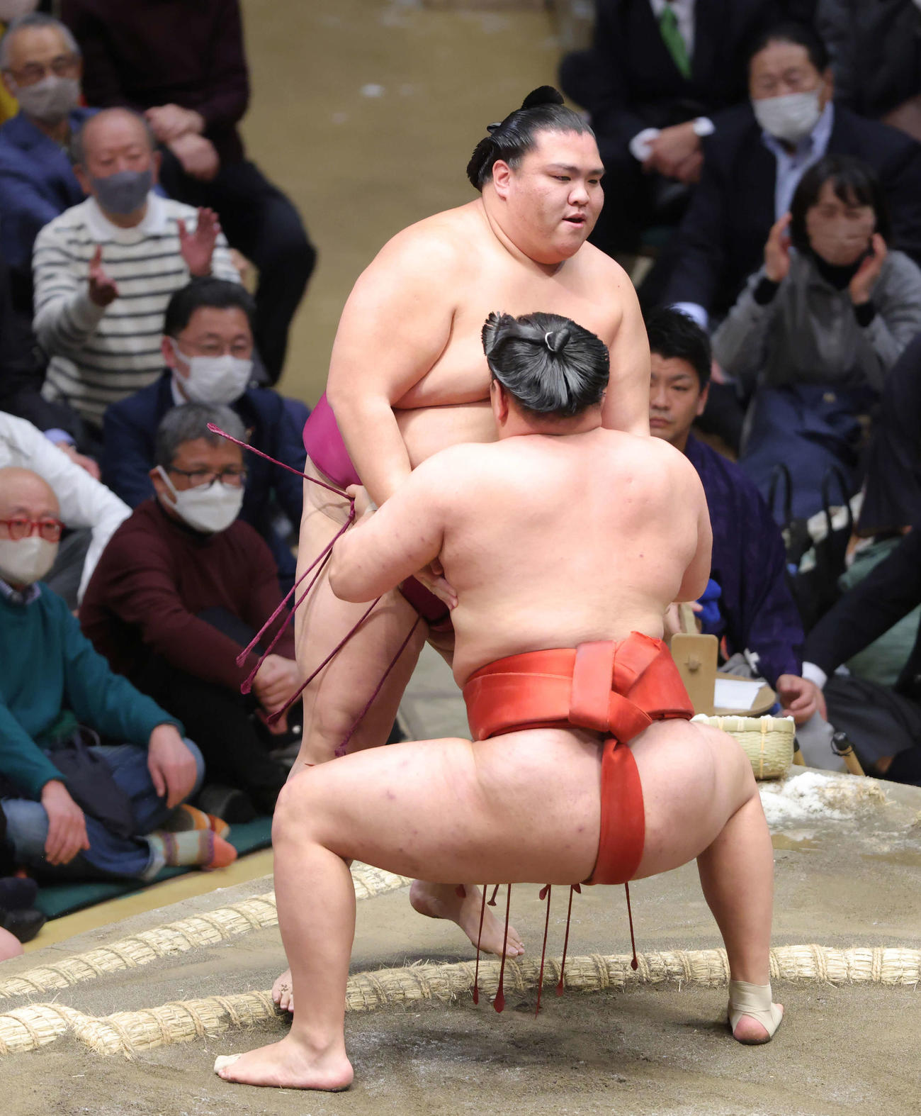 豊昇龍（手前）に寄り切りで敗れる御嶽海（撮影・河田真司）