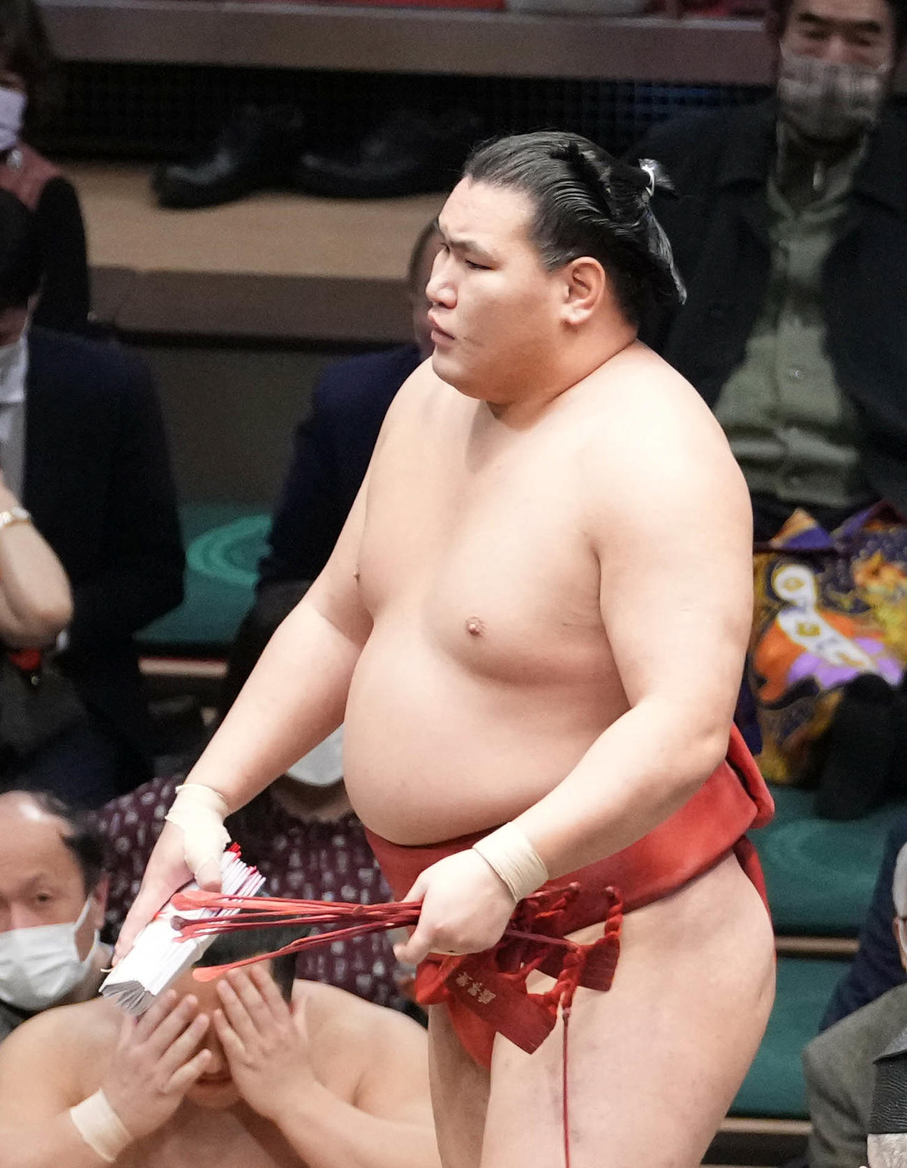 懸賞金を手にする豊昇龍（撮影・小沢裕）