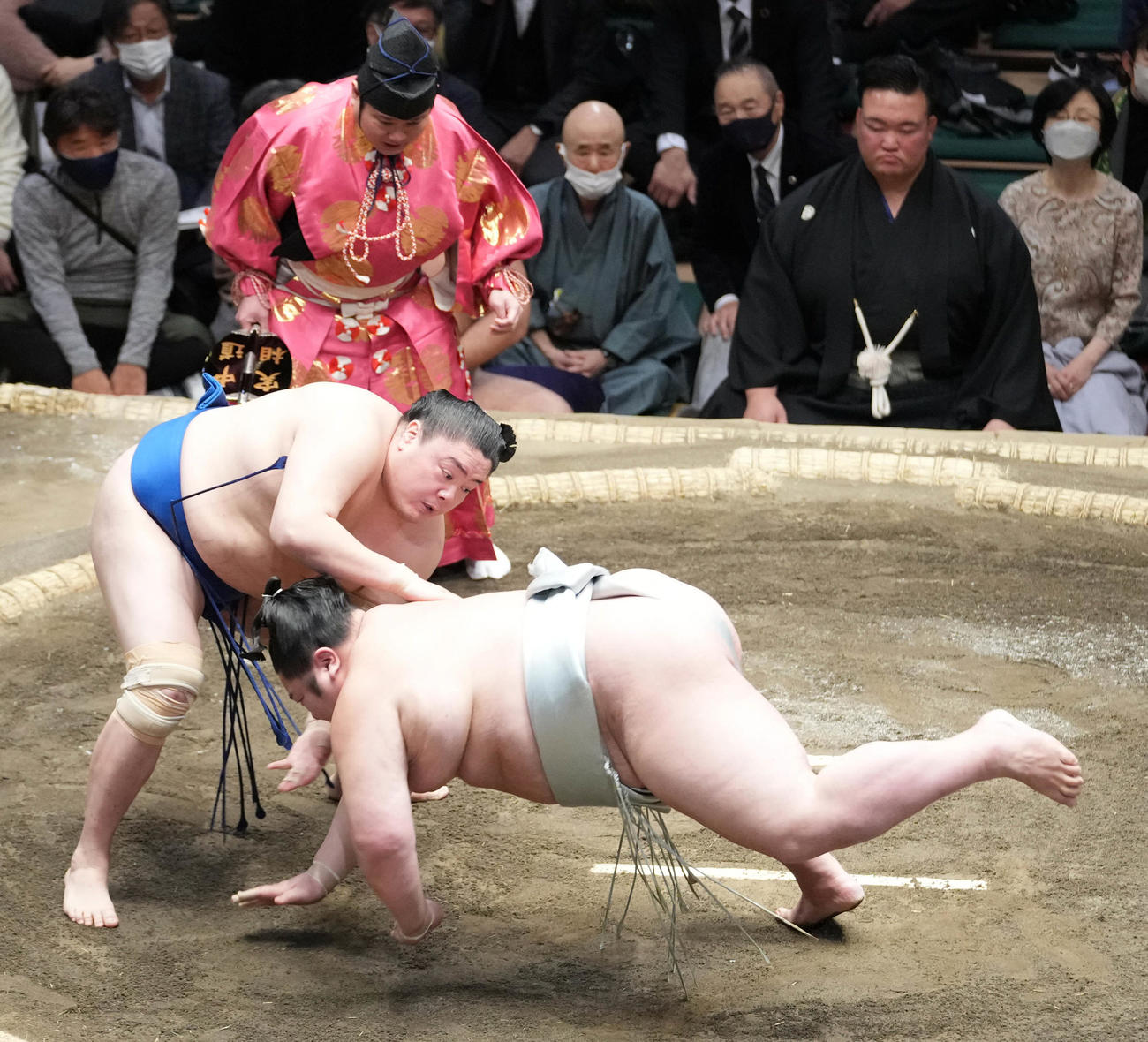 一山本（左）は剣翔を肩透かしで破る（撮影・小沢裕）