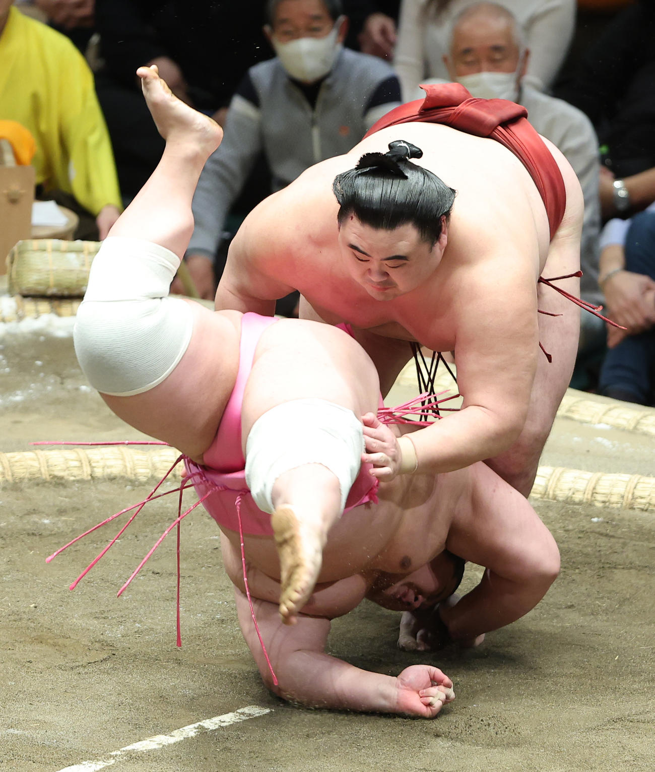 宇良（下）をはたき込みで破る隆の勝（撮影・中島郁夫）