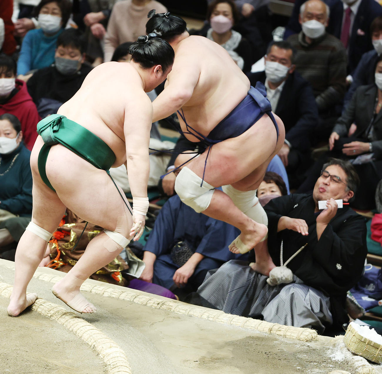 北勝富士（右）を押し出しで破る佐田の海。押し出された北勝富士は二子山審判を直撃した（撮影・中島郁夫）