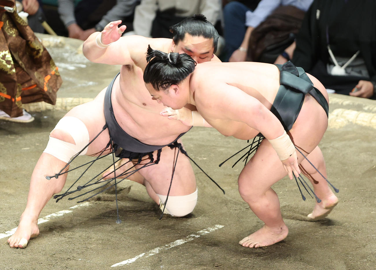 妙義龍（左）を内無双で破る翠富士（撮影・中島郁夫）