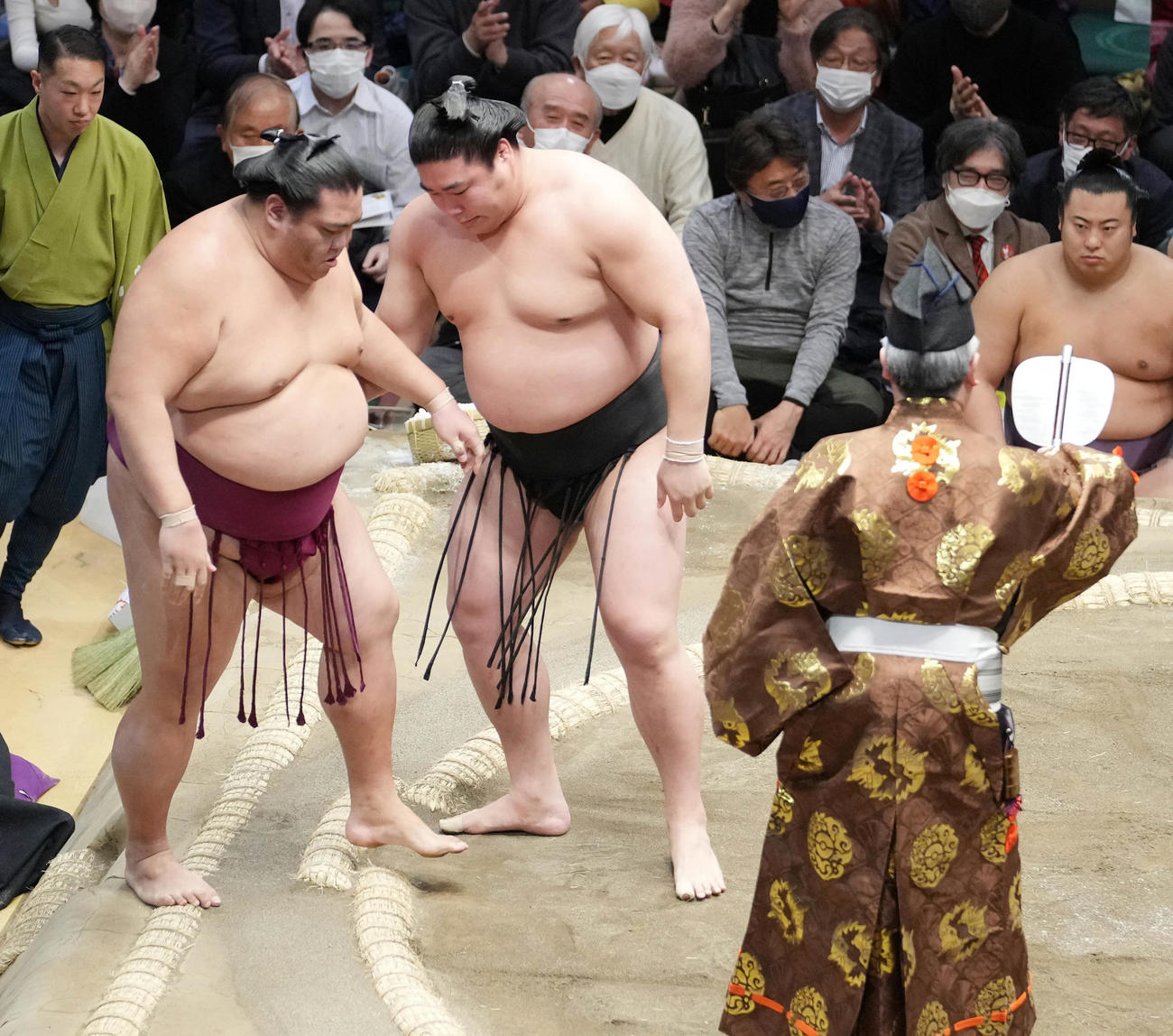 若元春は御嶽海（左）を寄り切りで破る（撮影・小沢裕）
