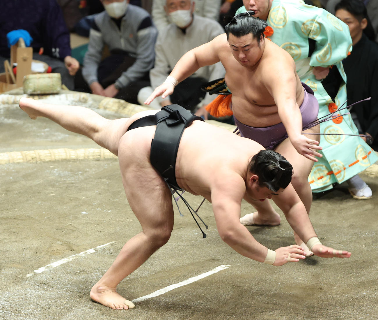 霧馬山（下）を突き落としで破る翔猿（撮影・中島郁夫）