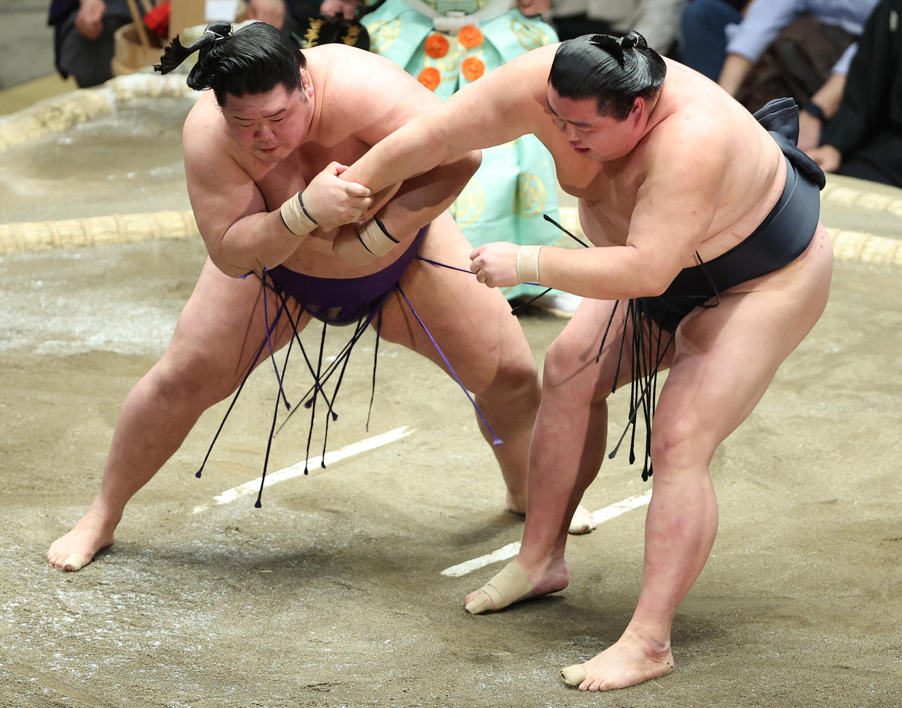 明生（左）に腕を取られる正代（撮影・中島郁夫）
