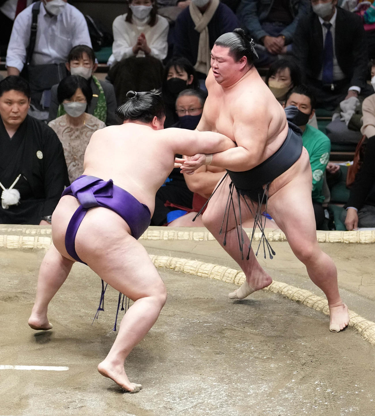 明生（左）は正代を押し出しで破る（撮影・小沢裕）