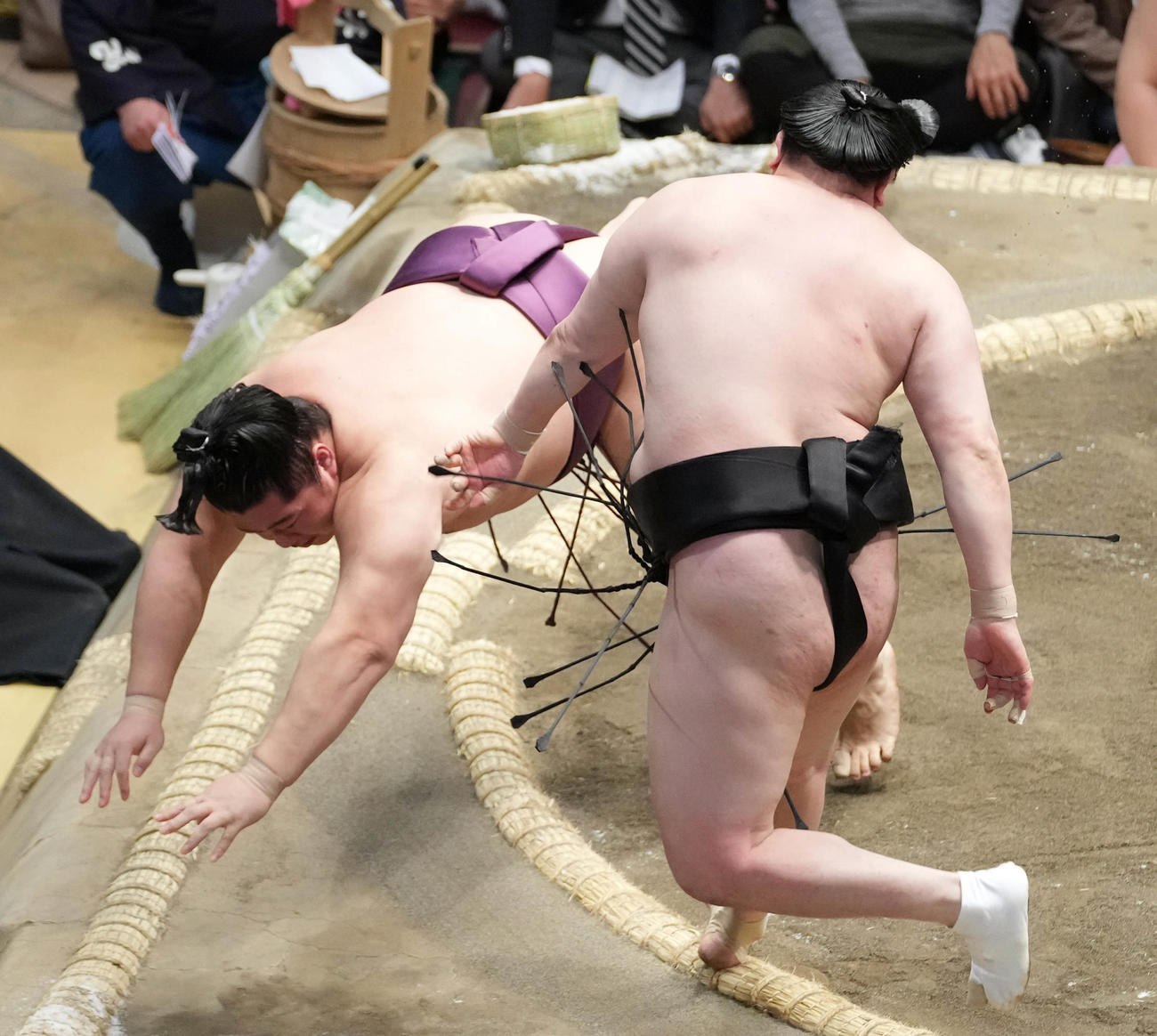 遠藤（左）と千代翔馬の一番は物言いが付いた。審判団が協議した結果、遠藤が千代翔馬を押し出しで破った（撮影・小沢裕）