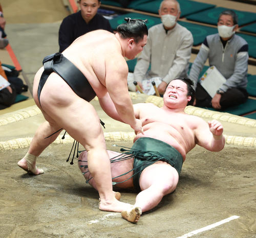 魁勝（右）を浴びせ倒しで破る朝乃山（撮影・中島郁夫）