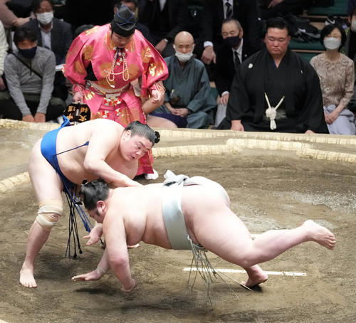 一山本（左）は剣翔を肩透かしで破る（撮影・小沢裕）