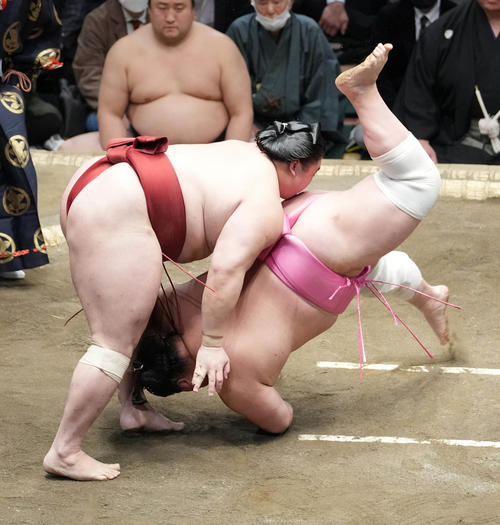 隆の勝は宇良（右）をはたき込みで破る（撮影・小沢裕）