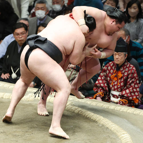 阿武咲（右）を寄り切りで破る竜電（撮影・中島郁夫）