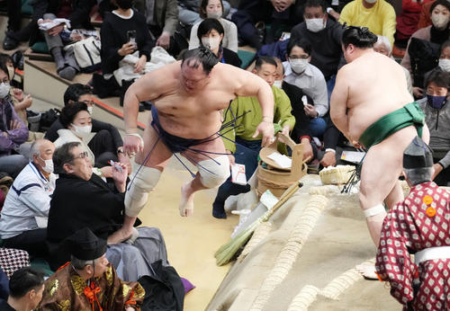 佐田の海（右）に押し出された北勝富士は勢いあまって審判を務める二子山親方の股間に着地する（撮影・小沢裕）