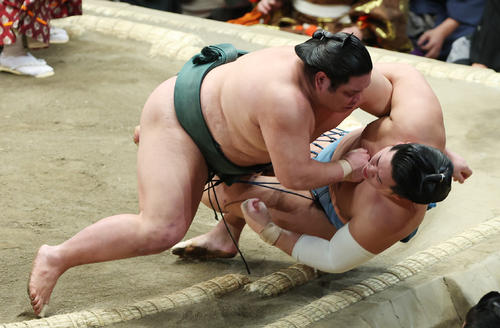 錦富士（右）を寄り倒しで破る錦木（撮影・中島郁夫）