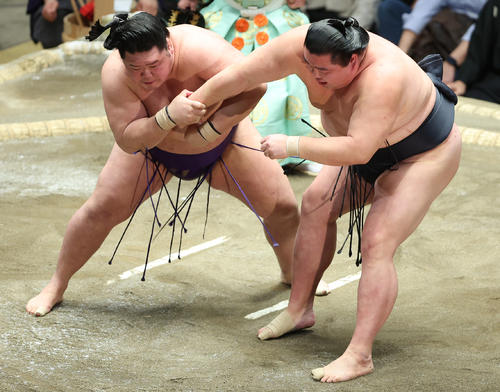 明生（左）に腕を取られる正代（撮影・中島郁夫）