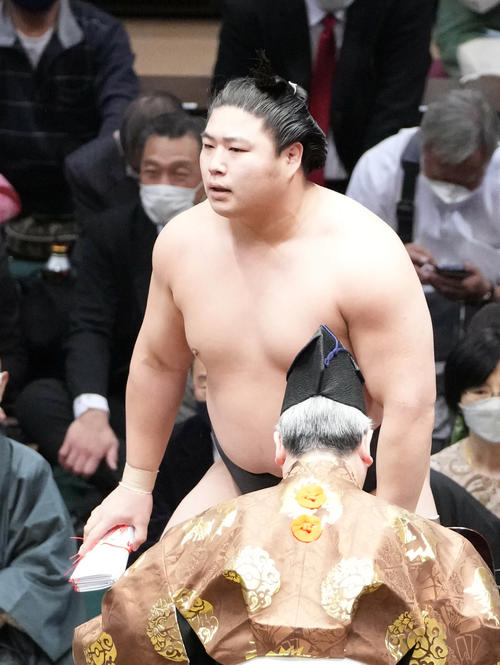 懸賞金を手にする若元春（撮影・小沢裕）