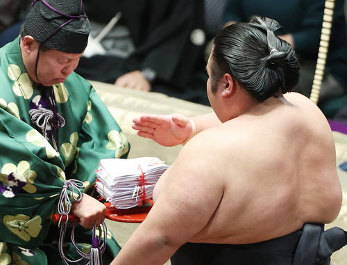 分厚い懸賞金の束を手にする貴景勝（撮影・中島郁夫）