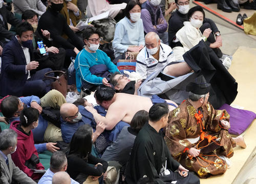 佐田の海に押し出された北勝富士（中央）は勢いあまって審判を務める二子山親方や溜まり席の一般客に覆い被さる（撮影・小沢裕）