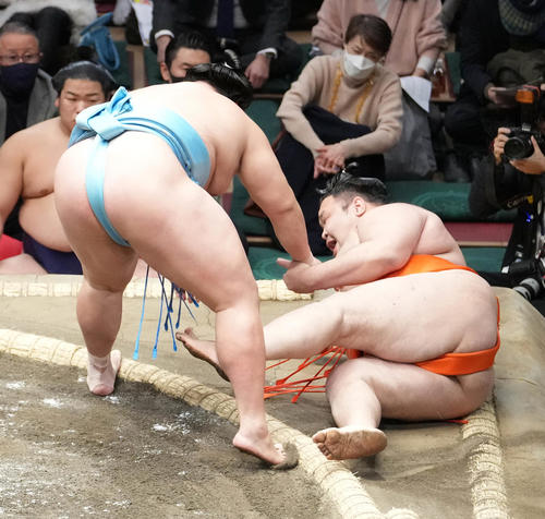 琴勝峰（左）は水戸龍を寄り倒しで破る（撮影・小沢裕）