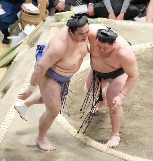 東龍（右）は隠岐の海を寄り切りで破る（撮影・小沢裕）