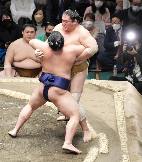 輝（右）を寄り切りで破る平戸海（撮影・小沢裕）