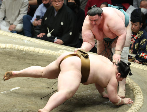 王鵬（下）を上手投げで破る碧山（撮影・中島郁夫）