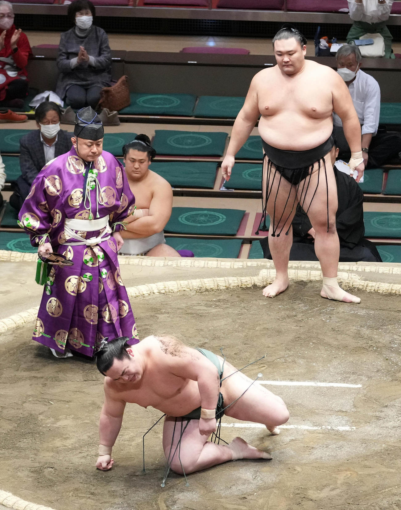 朝乃山は魁勝（手前）を浴びせ倒しで破る（撮影・小沢裕）