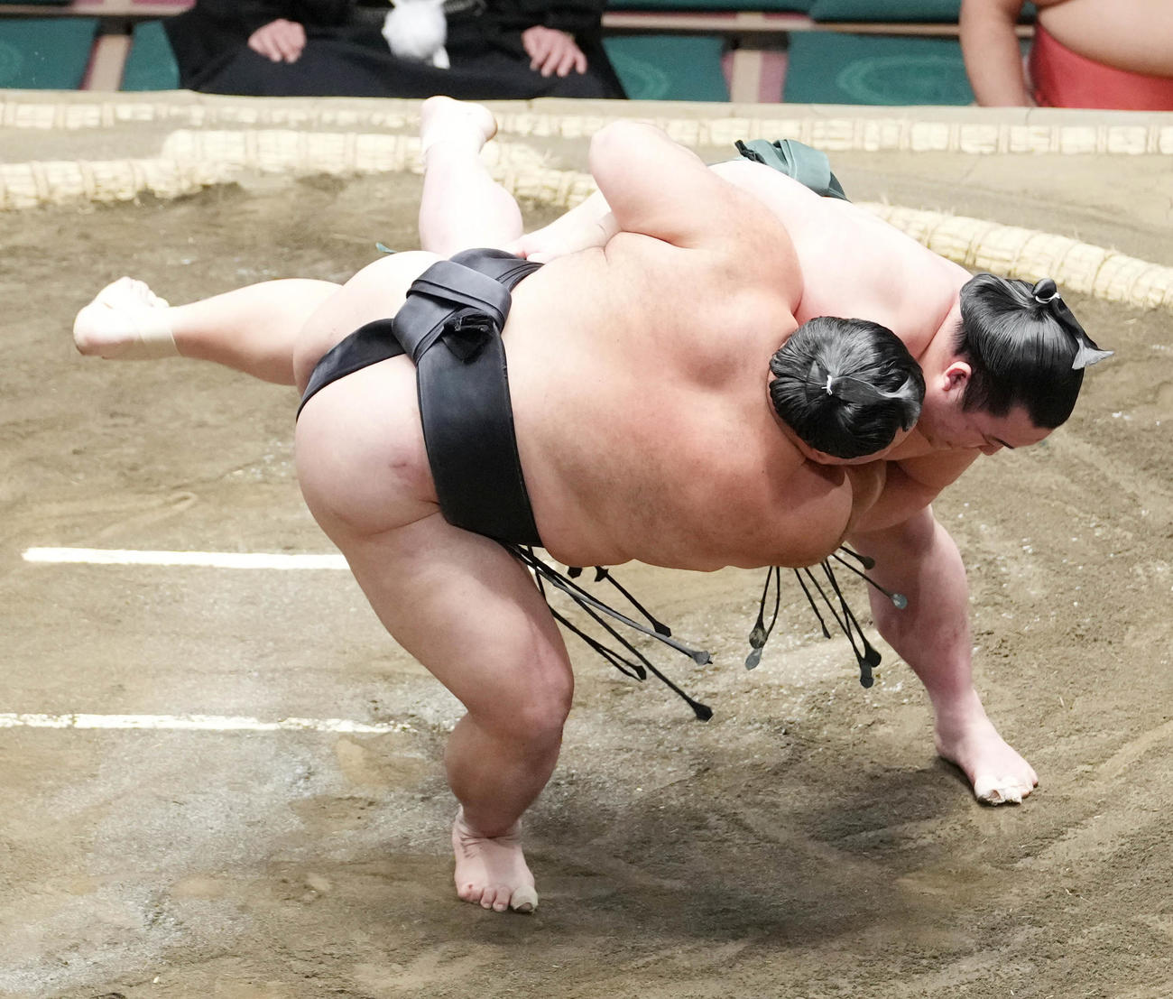 朝乃山は魁勝（右）の投げをこらえる（撮影・小沢裕）