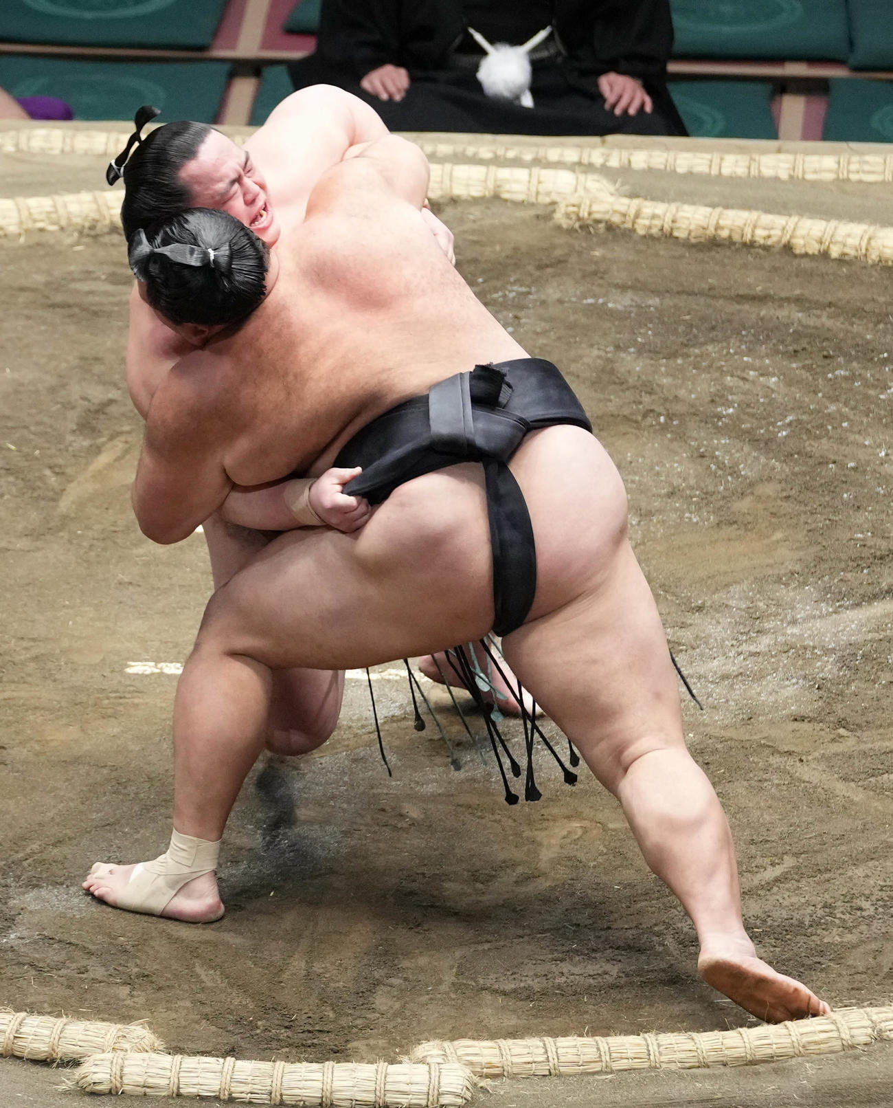 朝乃山（手前）は魁勝を浴びせ倒しで破る（撮影・小沢裕）