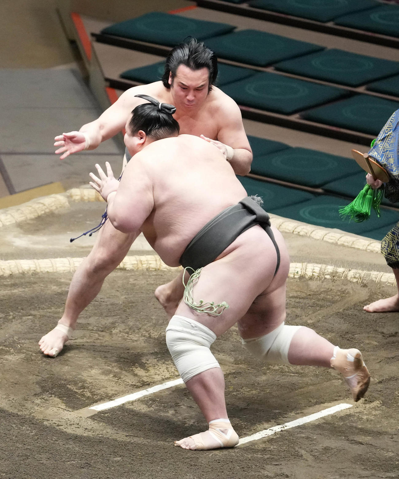 須山は立ち合いで左に変化し北勝伊（右）をはたき込みで破る（撮影・小沢裕）