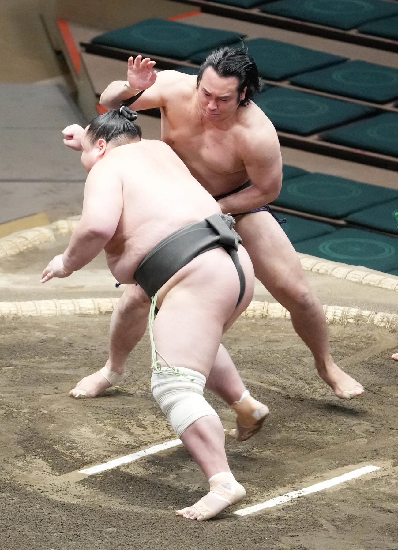 須山は立ち合いで左に変化し北勝伊（手前）をはたき込みで破る（撮影・小沢裕）