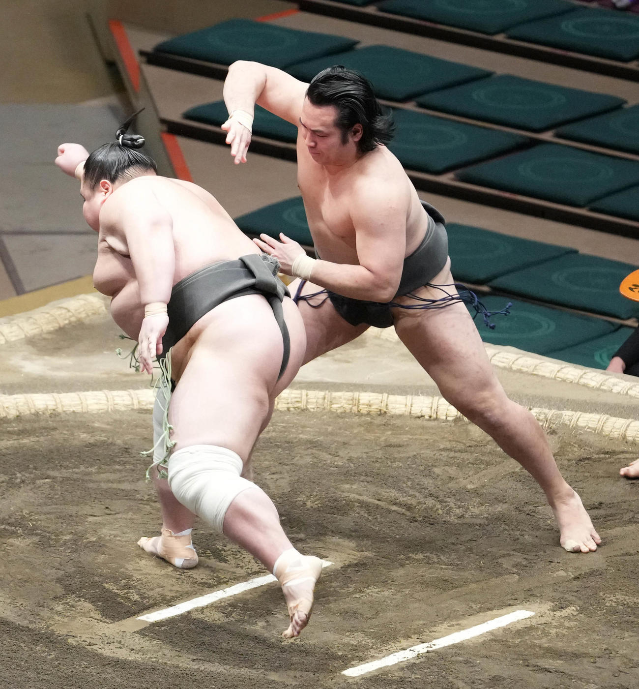 須山は立ち合いで左に変化し北勝伊（左）をはたき込みで破る（撮影・小沢裕）