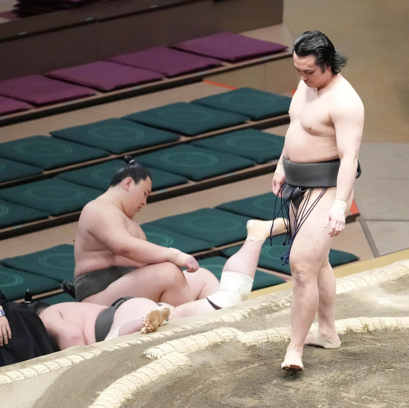 須山は立ち合いで左に変化し北勝伊（左）をはたき込みで破る（撮影・小沢裕）